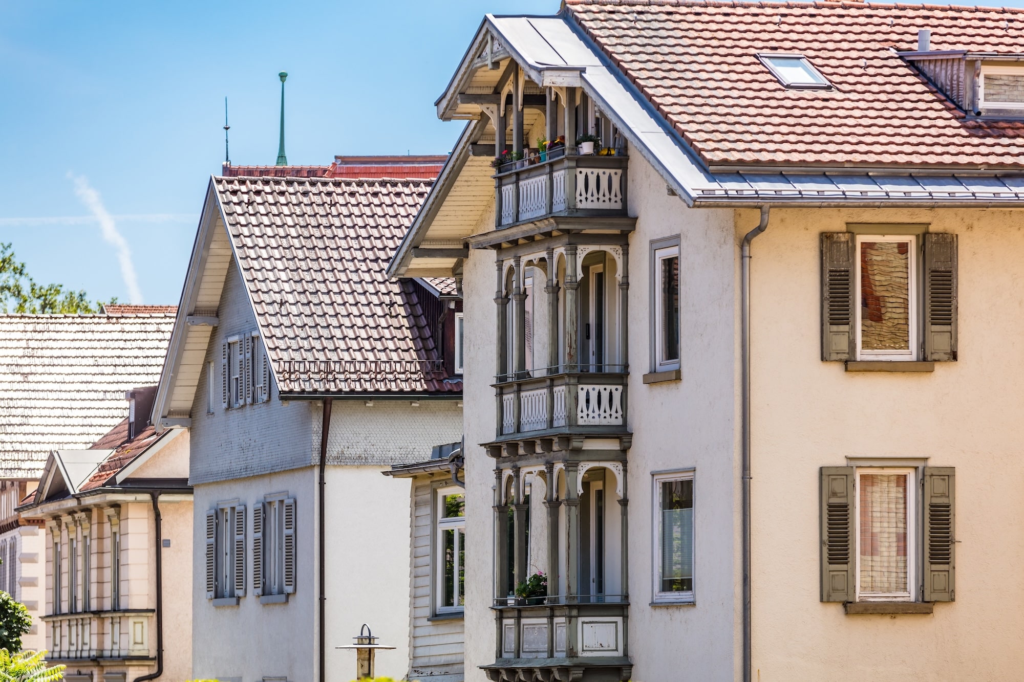 Vertragsunterzeichnung am Tisch