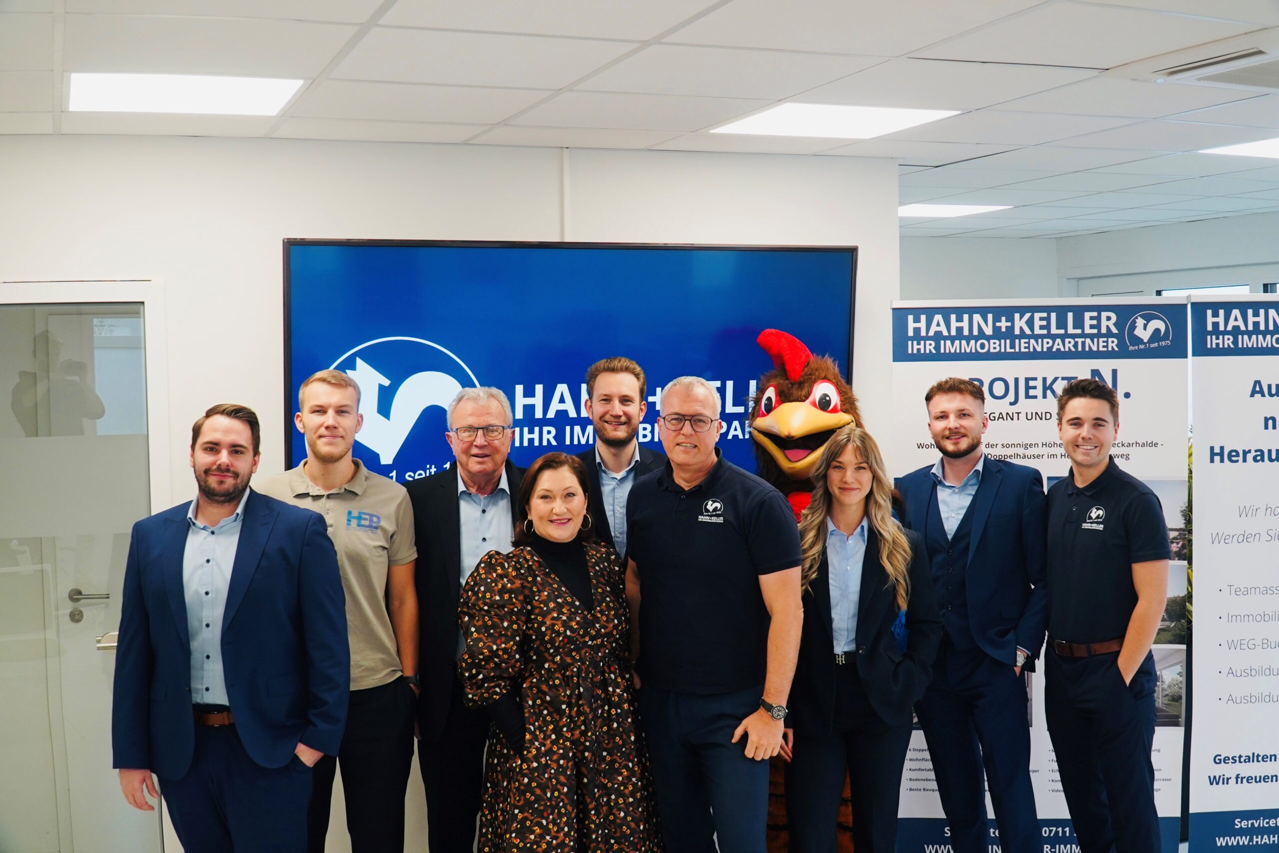 Team Ludwigsburg Vertragsunterzeichnung am Tisch