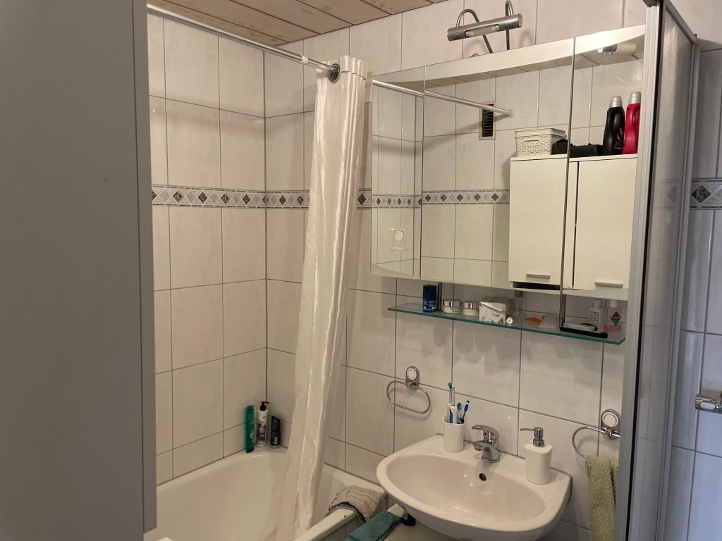 Seltene Gelegenheit! Attraktive 3 Zimmer-Wohnung mit Balkon in Esslingen! - Badezimmer (40244)
