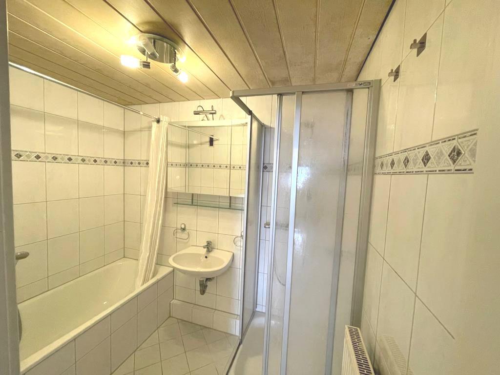 Einziehen & Wohlfühlen! Interessante 3,5 Zimmer-Wohnung mit Balkon! - Badezimmer (43950)