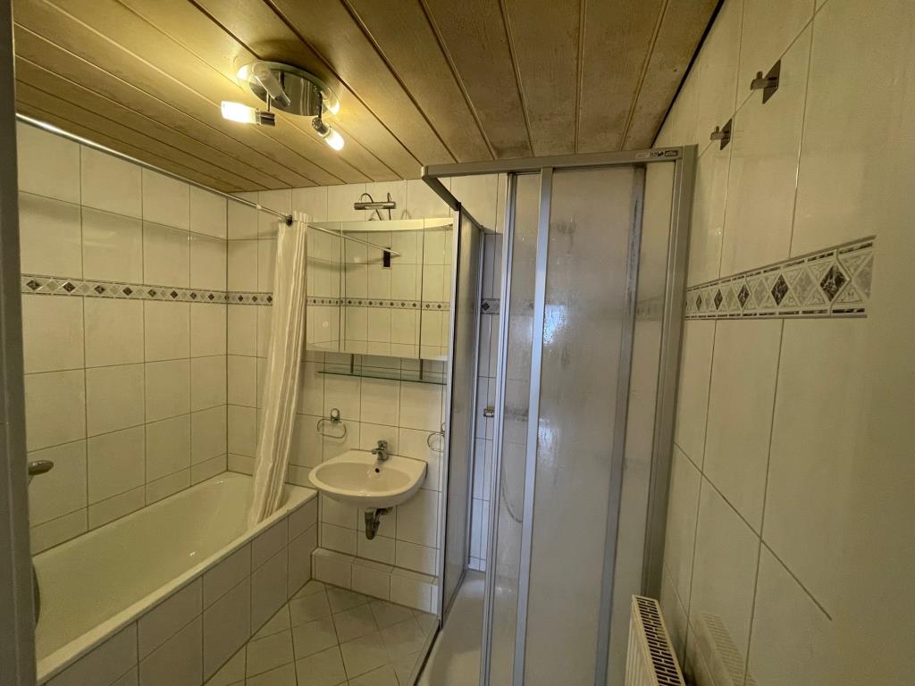Einziehen & Wohlfühlen! Attraktive 3 Zimmer-Wohnung in toller Wohnlage! - Badezmmer (42357)