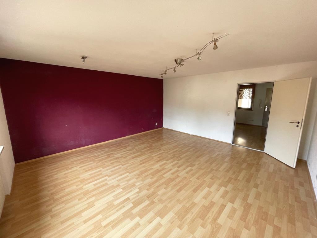 Attraktive Gelegenheit! Interessante 3,5 Zimmer-Wohnung mit sonnigem Balkon! - Wohnzimmer (37608)