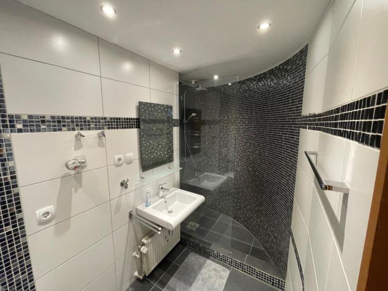 Exklusive 4,5 Zimmer-Wohnung mit Balkon für gehobene Top-Ansprüche! - Badezimmer (45773)