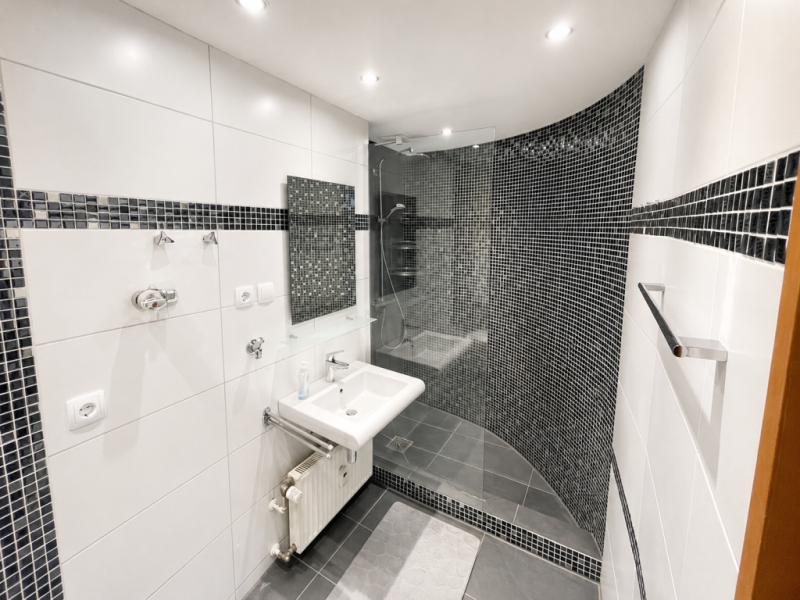 Exklusiver Flair! 4,5 Zimmer-Wohnung mit Balkon für gehobene Ansprüche! - Badezimmer (50927)