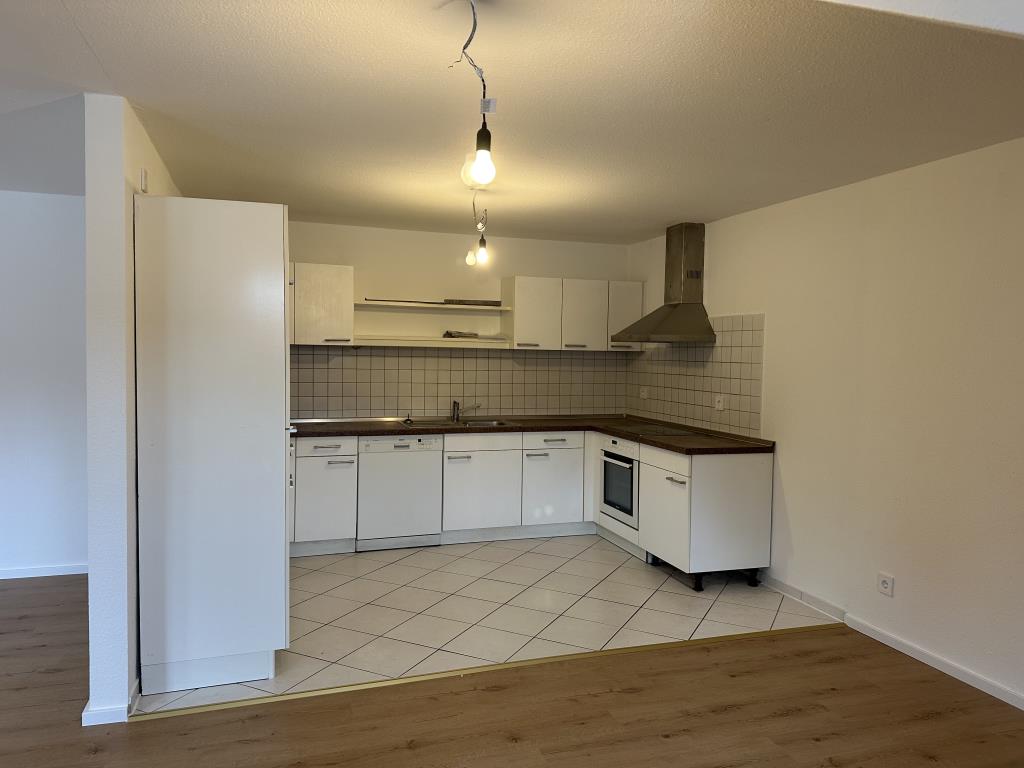 Ansprechende und helle 2 1/2 Zimmer-Wohnung mit herrlichem Sonnenbalkon! - Blick Küche (36548)