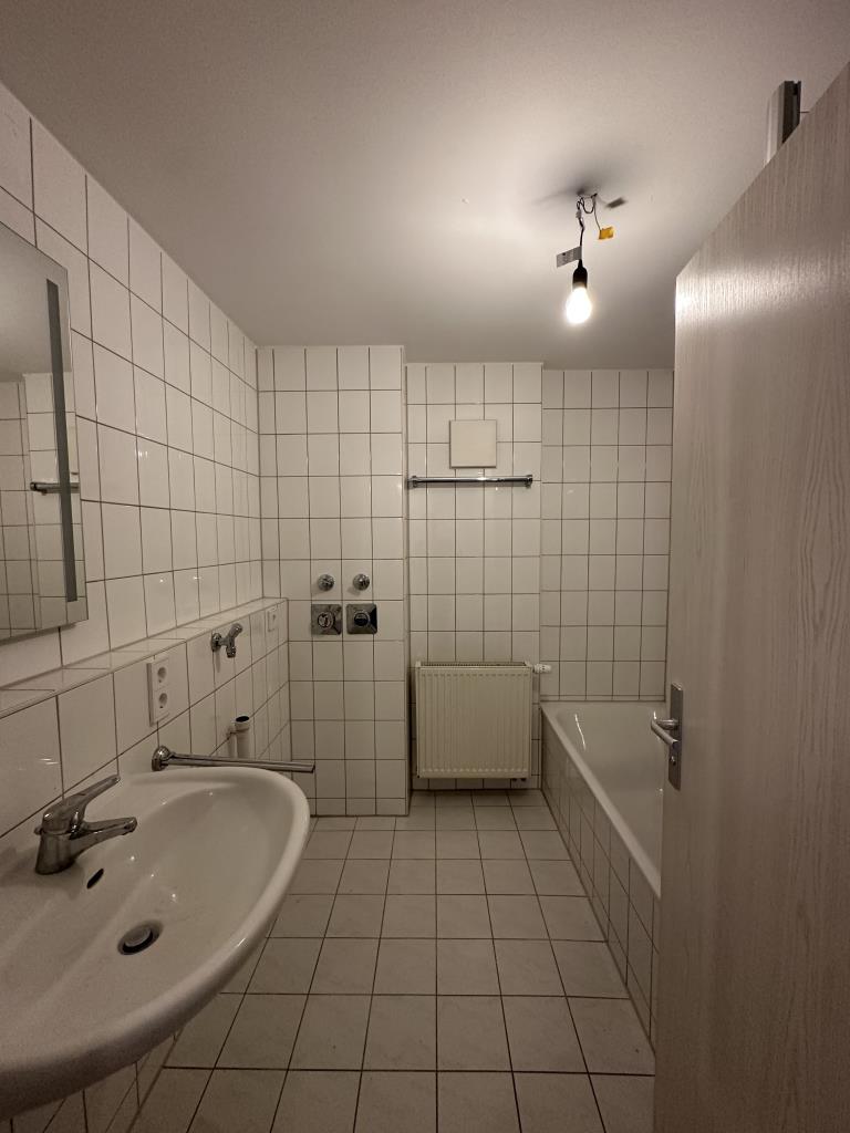 Ansprechende und helle 2 1/2 Zimmer-Wohnung mit herrlichem Sonnenbalkon! - Blick Bad (36552)