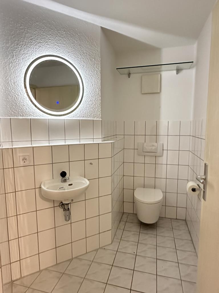Ansprechende und helle 2 1/2 Zimmer-Wohnung mit herrlichem Sonnenbalkon! - Blick WC (36553)