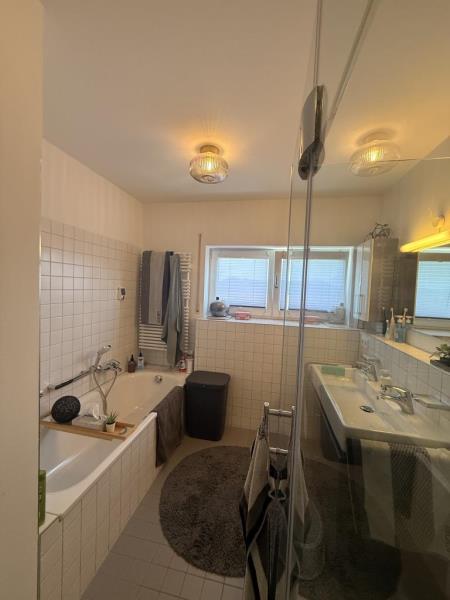 Über den Dächern der Stadt! 3 1/2-Zimmer-Wohnung mit großem Sonnenbalkon - Aufzugsversorgt! - Blick Bad (49002)