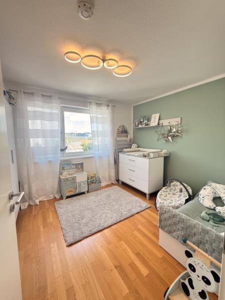 Über den Dächern der Stadt! 3 1/2-Zimmer-Wohnung mit großem Sonnenbalkon - Aufzugsversorgt! - Blick 3. Zimmer (49000)