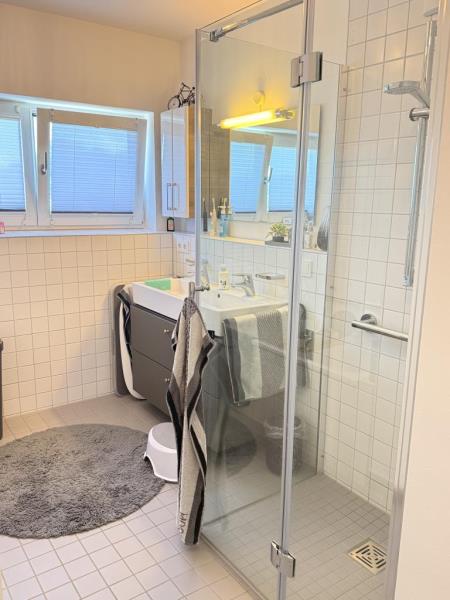 Über den Dächern der Stadt! 3 1/2-Zimmer-Wohnung mit großem Sonnenbalkon - Aufzugsversorgt! - Blick Bad (49001)
