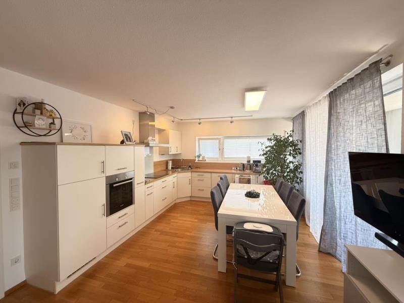 Über den Dächern der Stadt! 3 1/2-Zimmer-Wohnung mit großem Sonnenbalkon - Aufzugsversorgt! - Blick Küche/Essen (48997)