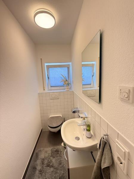 Über den Dächern der Stadt! 3 1/2-Zimmer-Wohnung mit großem Sonnenbalkon - Aufzugsversorgt! - Blick WC (49004)
