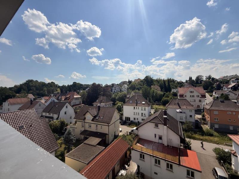 Über den Dächern der Stadt! 3 1/2-Zimmer-Wohnung mit großem Sonnenbalkon - Aufzugsversorgt! - Blick Aussicht (49005)