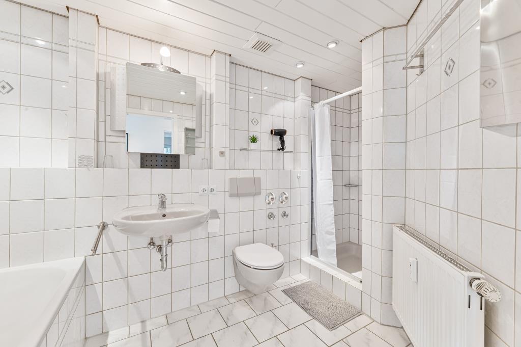 Ideale Gelegenheit! Attraktive 2,5 Zimmer-Wohnung in toller Aussicht! - Badezimmer (36946)