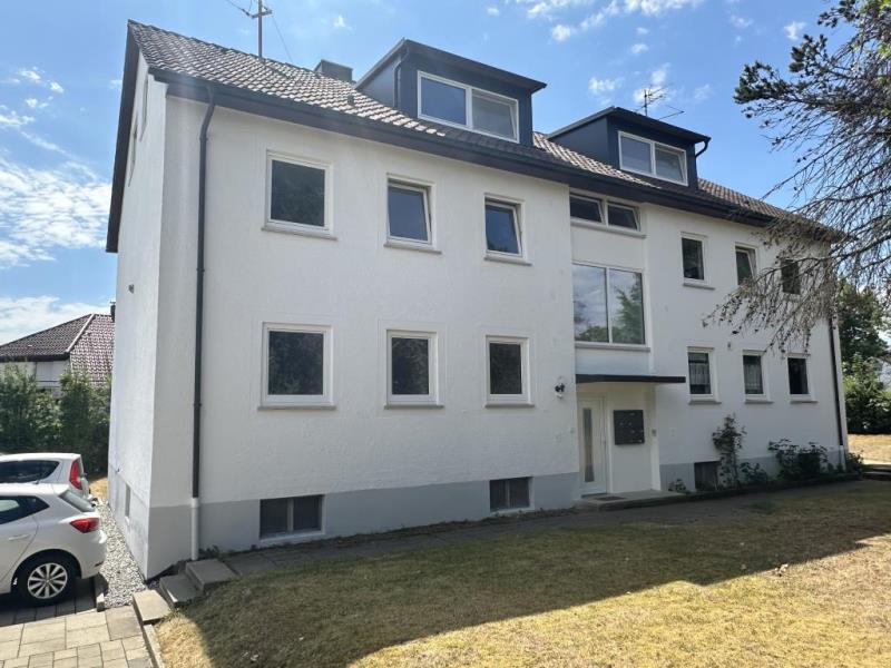 Perfekter Start ins Eigenheim: Gepflegte 3 Zimmer-Wohnung mit Sonnenbalkon! - Außenansicht Eingang (49770)