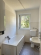 Blick Bad - Perfekter Start ins Eigenheim: Gepflegte 3 Zimmer-Wohnung mit Sonnenbalkon!