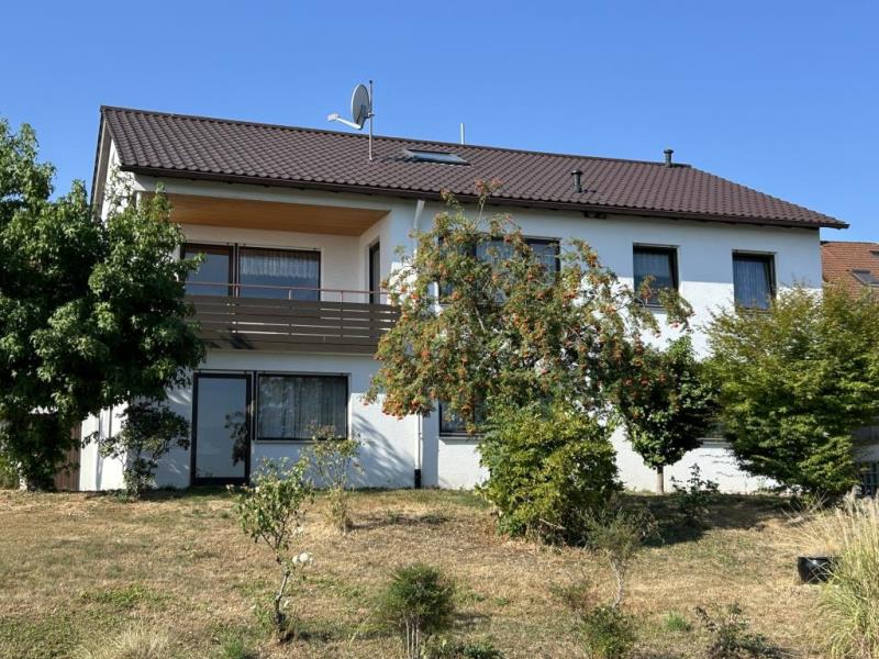 Freistehendes Einfamilienhaus mit ELW – 1.165 m² Grundstück und freie Aussicht - Außenansicht (52078)