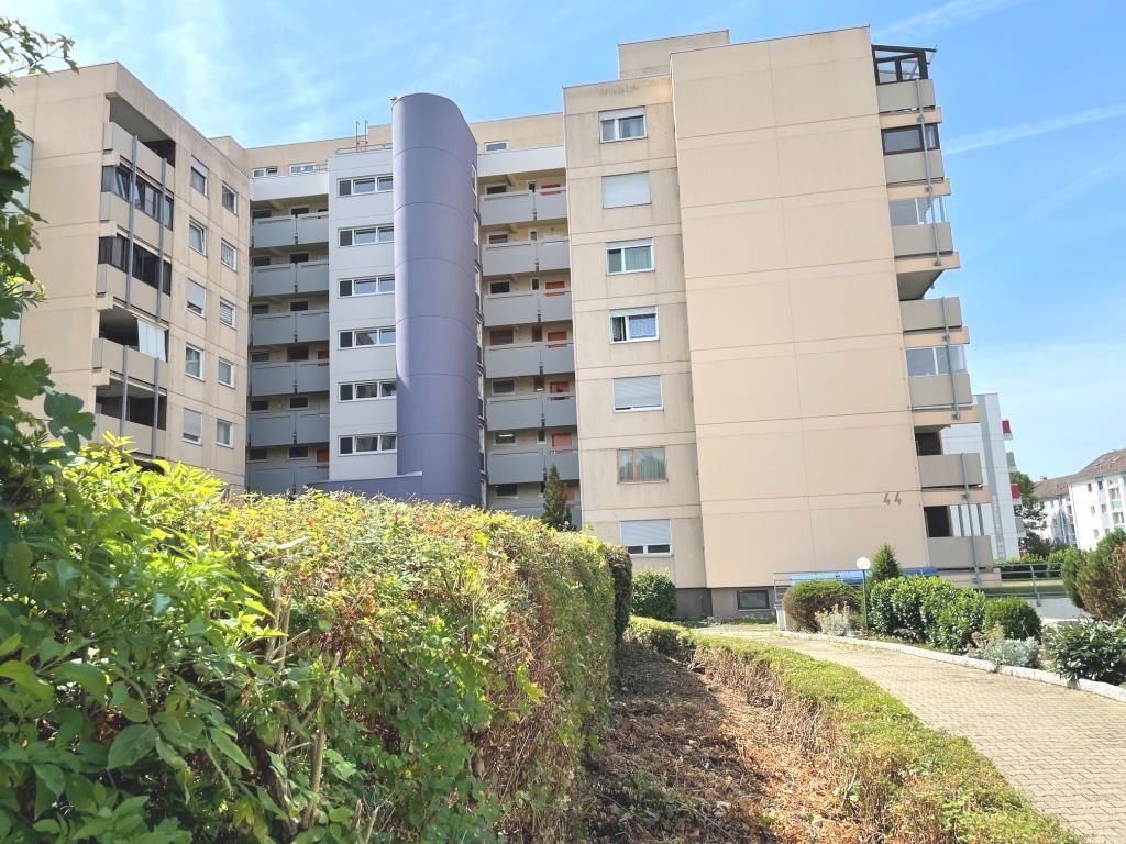 Aussicht PUR! Interessante 4,5 Zimmer-Wohnung mit Aufzug & Balkone! - Außenansicht (43775)