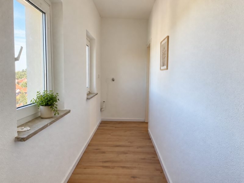 Charmante 2 Zimmer-Wohnung in zentraler Lage mit traumhaftem Ausblick! - Flur (53883)