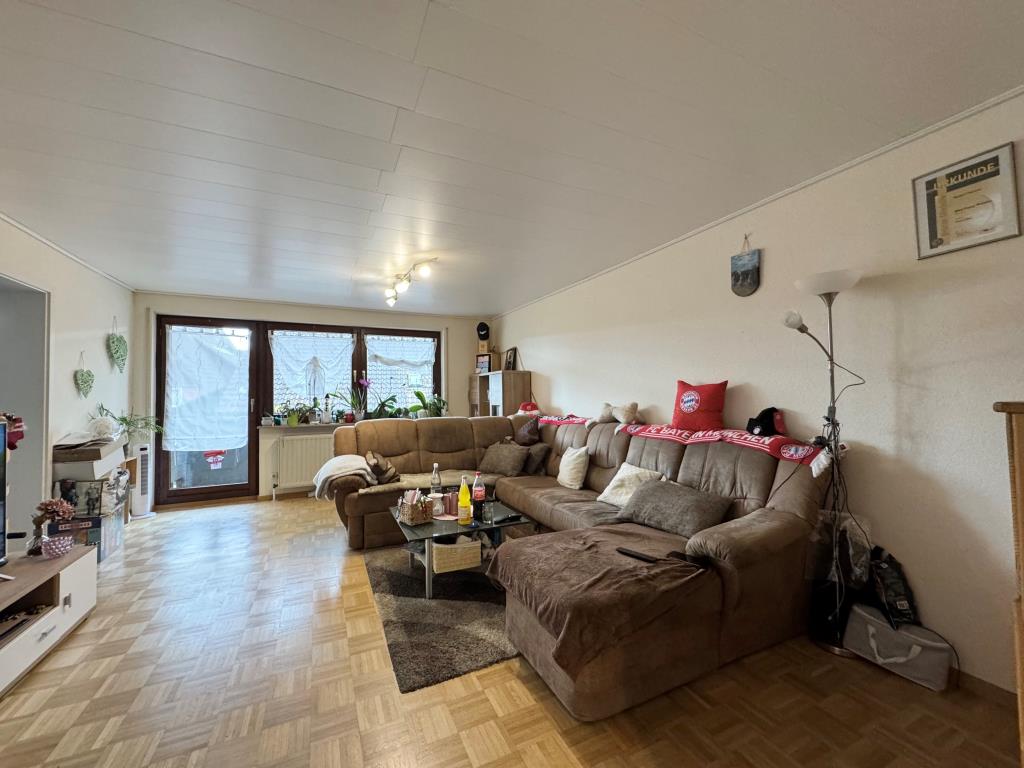 Ideale Kapitalanleger! Tolles Mehrfamilienhaus in ruhiger Wohnlage von Rudersberg! - Wohnzimmer (EG) (39147)