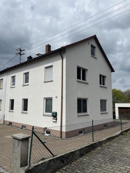 Großzügiges Einfamilienwohnhaus mit 8 Zimmern für die große Familie! - Außenansicht 3 (48667)