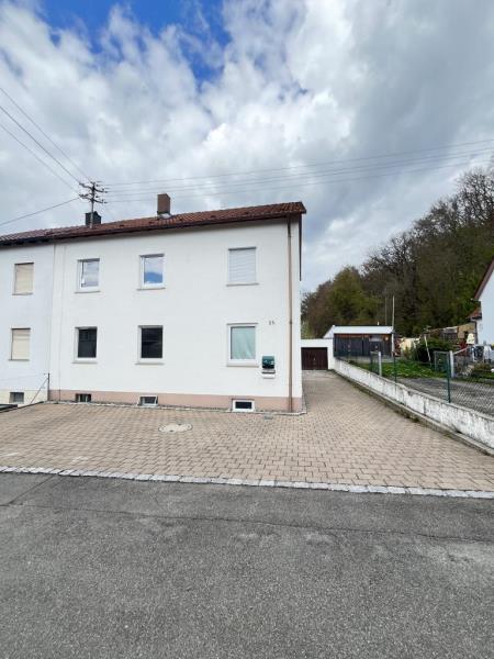 Großzügiges Einfamilienwohnhaus mit 8 Zimmern für die große Familie! - Außenansicht 2 (48665)