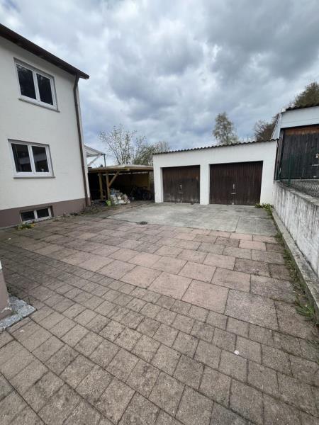 Großzügiges Einfamilienwohnhaus mit 8 Zimmern für die große Familie! - Hofbereich (50194)