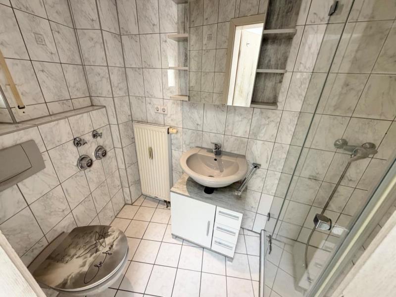 Charmante 2 Zimmer-Wohnung mit Balkon in interessanter Wohnlage! - Badezimmer (47702)