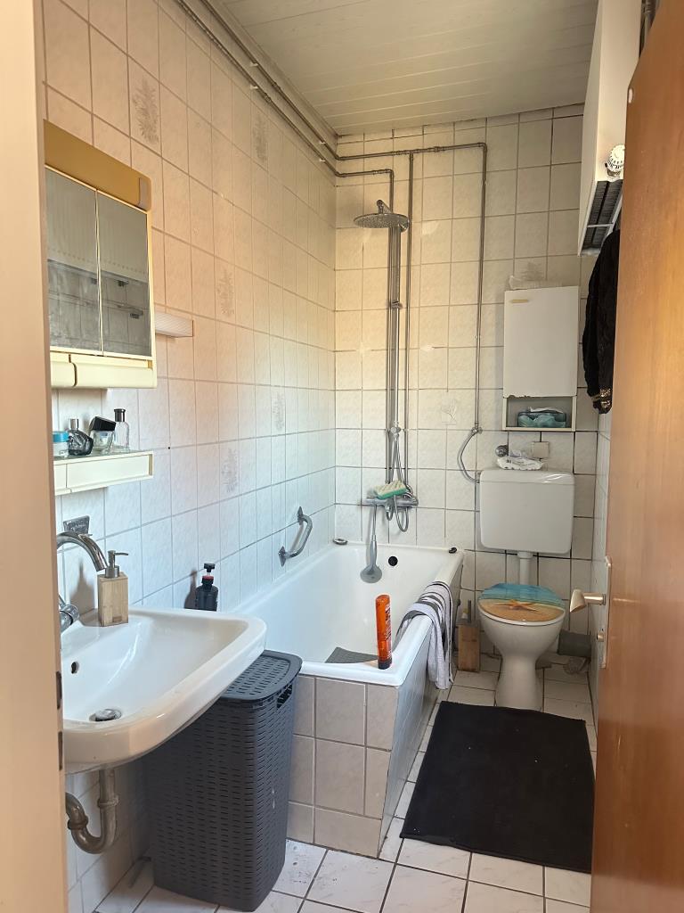 Ansprechende und großzügige 2 1/2 Zimmer-Wohnung im Herzen der Stadt Biberach! - Blick Bad (41084)