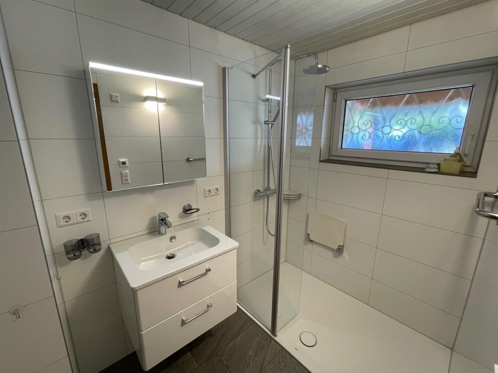 Stattliches freistehendes Einfamilienhaus mit Balkon & Garten in Albershausen! - Tageslichtbad (43381)