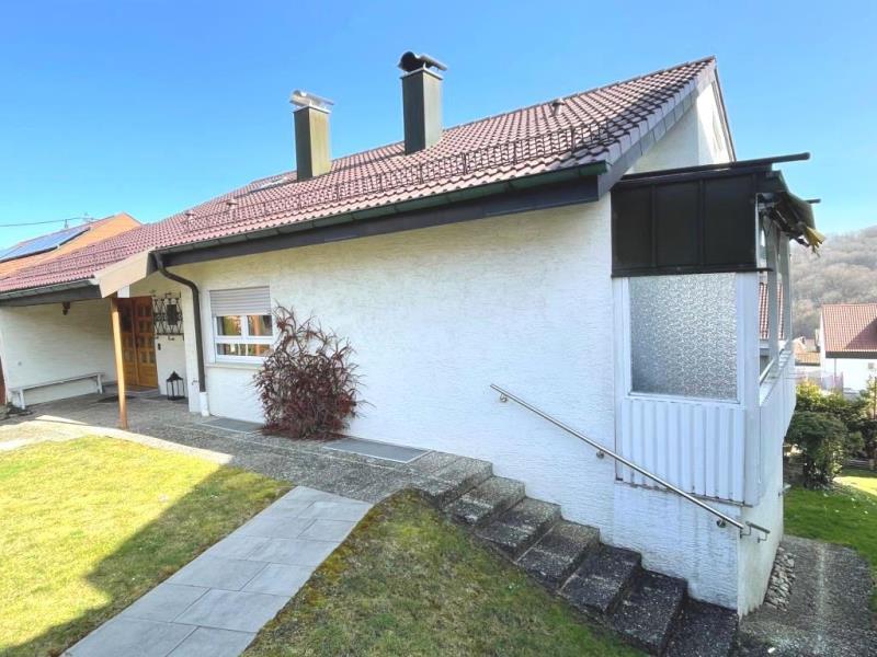 Stattliches freistehendes Einfamilienhaus mit Platz für die ganze Familie! - Albershausen (45052)