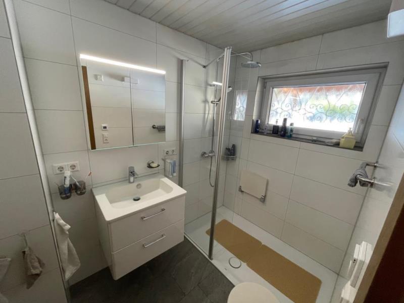 Familien aufgepasst! Stattliches freistehendes Einfamilienhaus in Albershausen! - Tageslichtbad (46068)