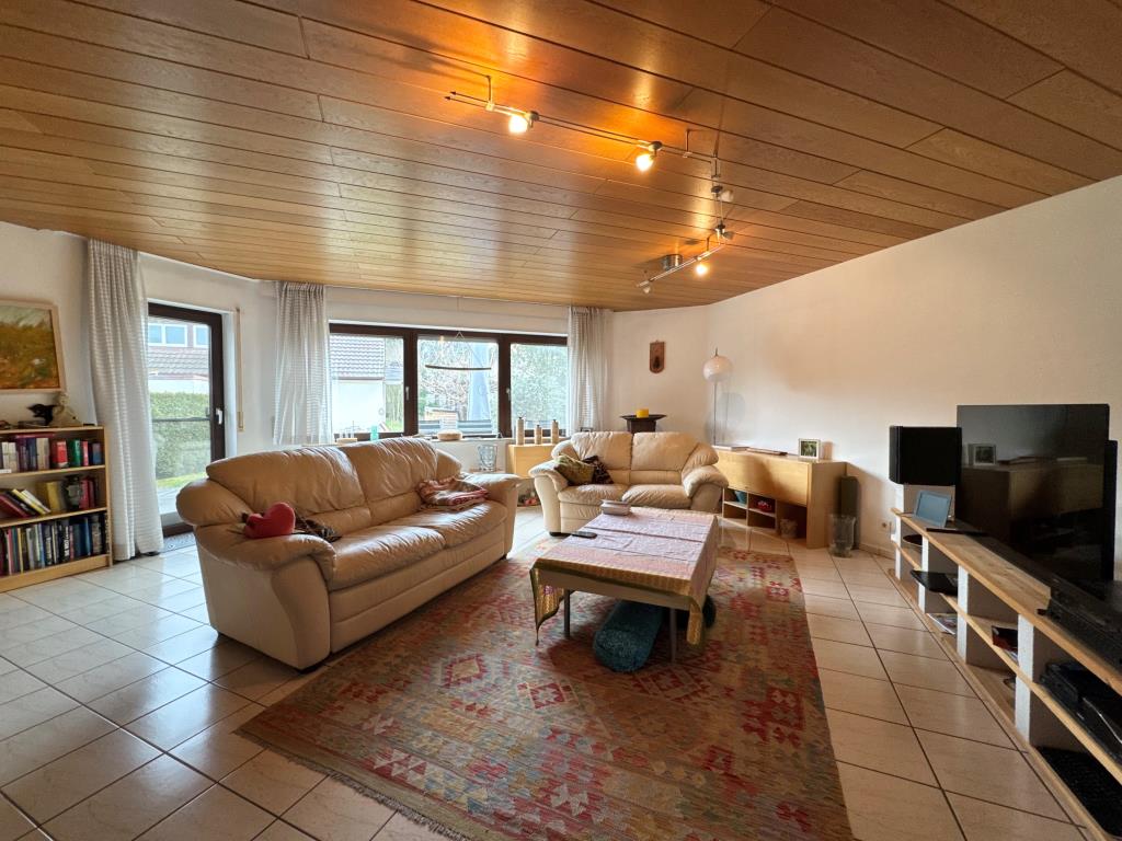 Platz für die ganze Familie! Tolle Doppelhaushälfte mit ELW in Neuhausen! - Wohnzimmer (39754)