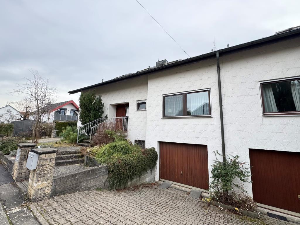 Platz für die ganze Familie! Tolle Doppelhaushälfte mit ELW in Neuhausen! - Außenansicht (39749)