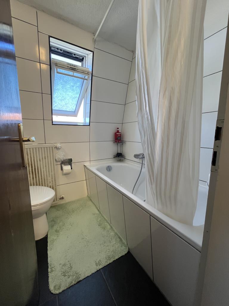 Frei stehendes Einfamilienhaus mit Charme - Einziehen und Wohlfühlen! - Badezimmer OG (37356)