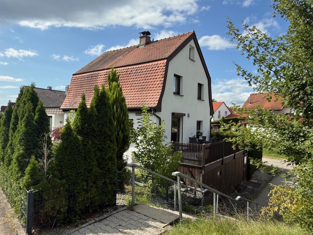 Frei stehendes Einfamilienhaus mit Charme - Einziehen und Wohlfühlen! - Aussenansicht (35358)