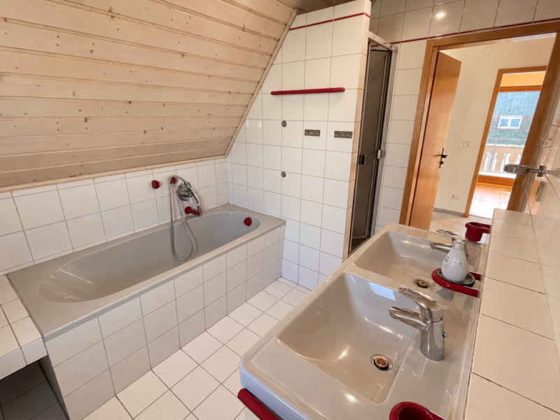 Wohnen in der City! Zentrales freistehendes Einfamilienhaus in Ebersbach! - Tageslichtbad (53833)