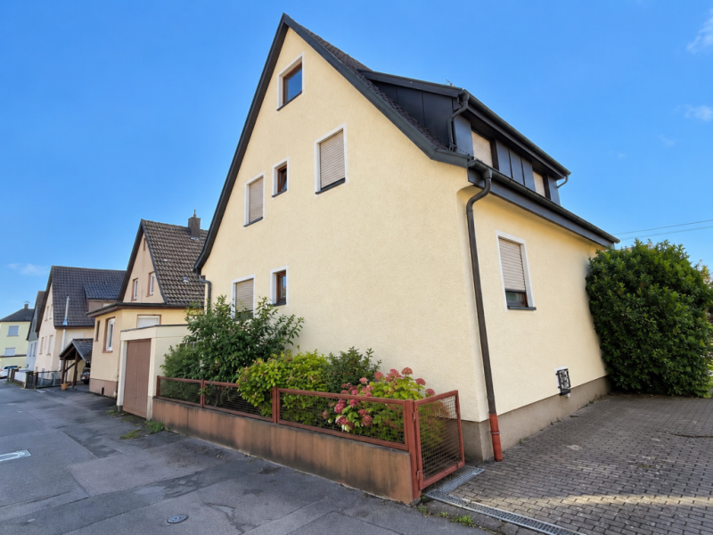 Wohnen in der City! Zentrales freistehendes Einfamilienhaus in Ebersbach! - Außenansicht (53827)