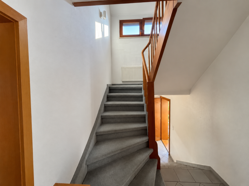 Wohnen in der City! Zentrales freistehendes Einfamilienhaus in Ebersbach! - Flur (53828)
