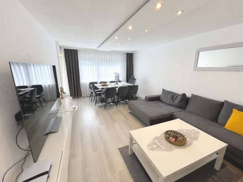 Moderner Wohnkomfort! Stilvolle 3 Zimmer-Wohnung mit sonnigem Balkon! - Wohnzimmer (52995)