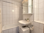 Badezimmer - Einziehen & Wohlfühlen! Sofort beziehbare gemütliche 2 Zimmer-Wohnung mit Balkon!