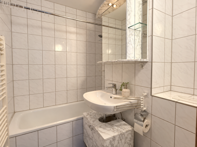 Einziehen & Wohlfühlen! Sofort beziehbare gemütliche 2 Zimmer-Wohnung mit Balkon! - Badezimmer (54517)