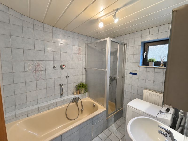 Zentrales Wohnen! Charmantes freistehendes Zweifamilienhaus mit Garten! - Tageslichtbad Nr. 2 (53166)