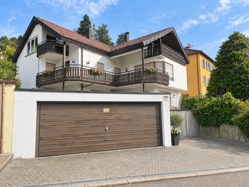 Zentrales Wohnen! Charmantes freistehendes Zweifamilienhaus mit Garten! - Schwäbisch Gmünd (53157)