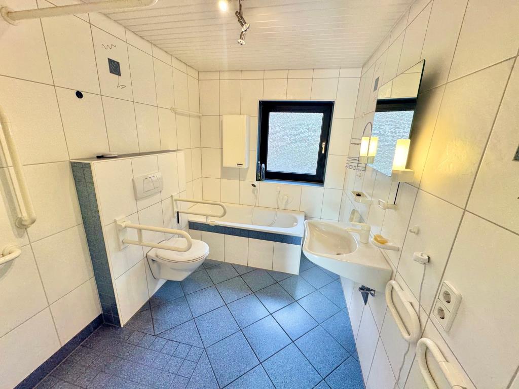 2. Familien unter 1. Dach! Freistehendes Zweifamilienhaus in zentraler Lage! - Tageslichtbad (EG) (40900)