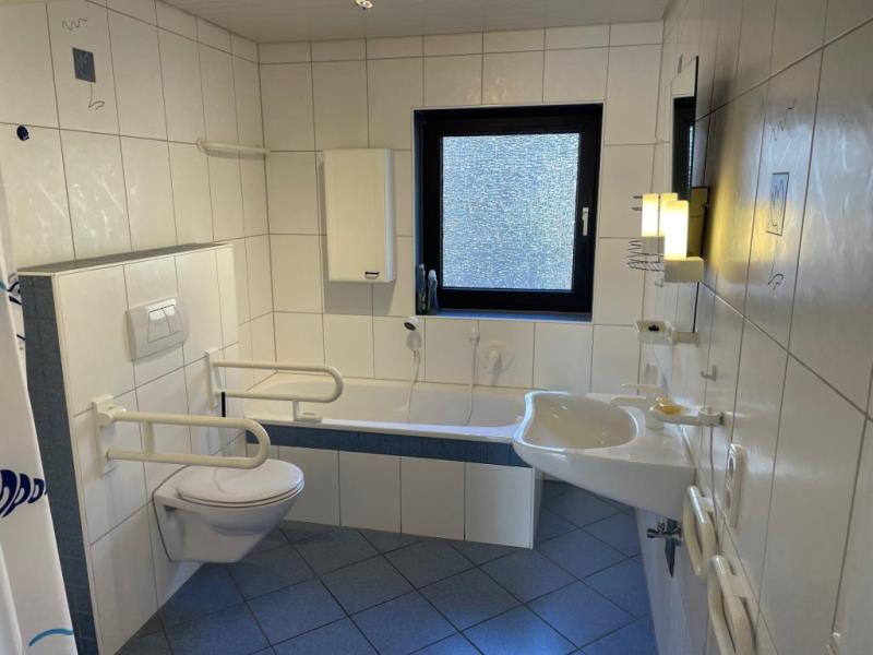 Zentrales Wohnen! Attraktives freistehendes Zweifamilienhaus mit Garten! - Tageslichtbad (45132)