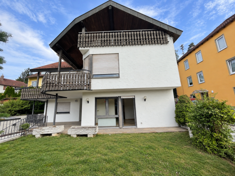 Zentrales Wohnen! Charmantes freistehendes Zweifamilienhaus mit Garten! - Außenansicht (53161)