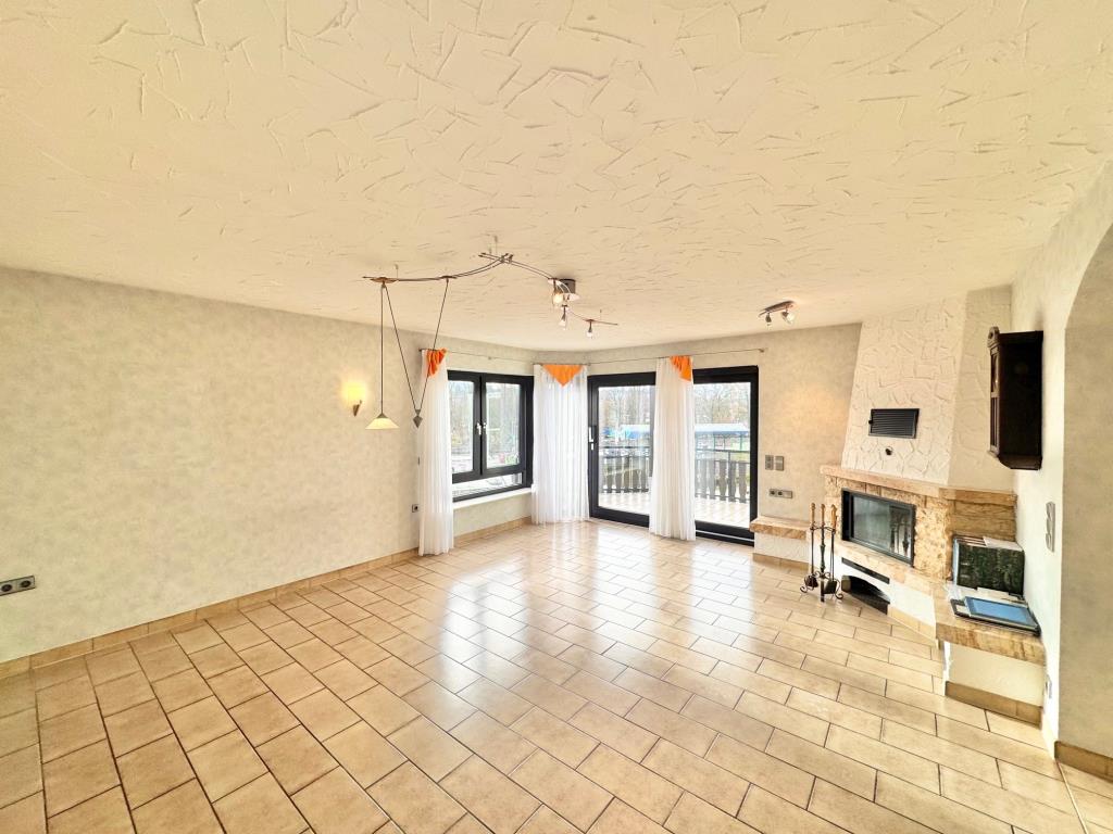 Platz für die ganze Familie! Zweifamilienhaus mit Garten in zentraler Lage! - Wohnessbereich (EG) (39996)