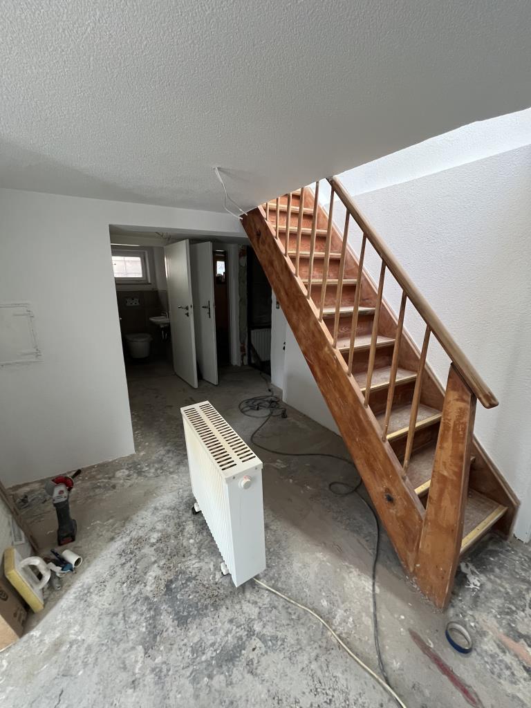 Interessante Gelegenheit - Häuschen zum Fertigrenovieren und Einziehen! - Flurbereich (40965)