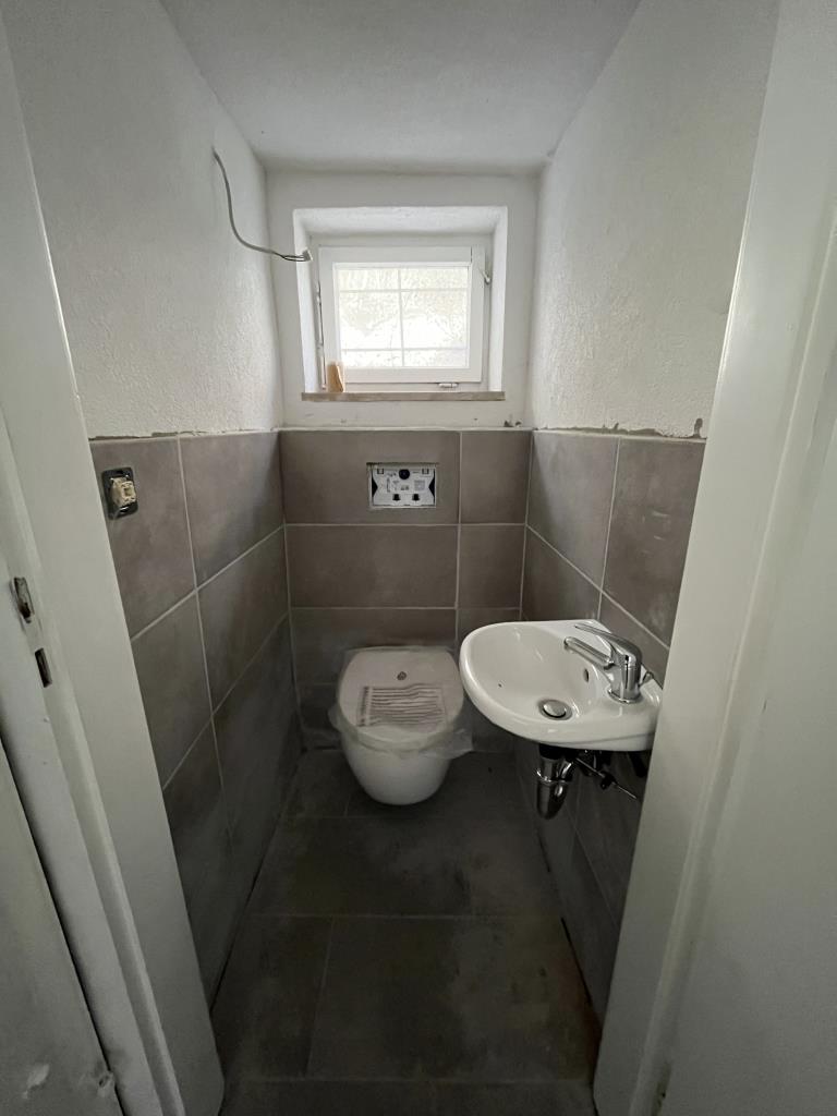 Interessante Gelegenheit - Häuschen zum Fertigrenovieren und Einziehen! - WC (40812)